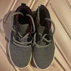 Kid’s Old Navy gray and Navy Mid Top Wool Shoes